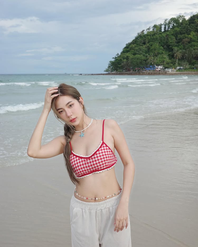 น้ำฝน ปริตา ดารา 7 สี ใส่ทูพีซเซ็กซี่ แชะภาพริมทะเล