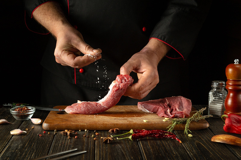 โรยเกลือบนเนื้อก่อนปรุง