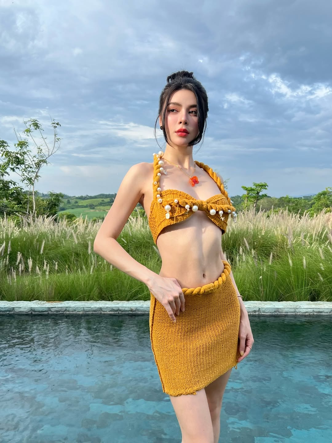 มีมี่ กัลยรัตน์ ปล่อยภาพเด็ด ใส่วันพีซเล่นน้ำ