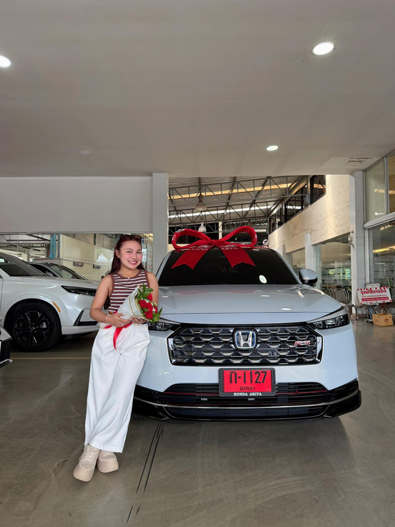 ลิลลี่ ได้หมดฯ ยิ้มปลื้ม ออกรถใหม่ป้ายแดง 