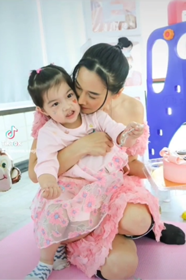 กุ้งพลอยยกมือไหว้