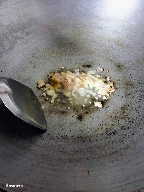 ผัดมะเขือยาวใส่หมูทอด อาหารไทย สูตรอาหาร