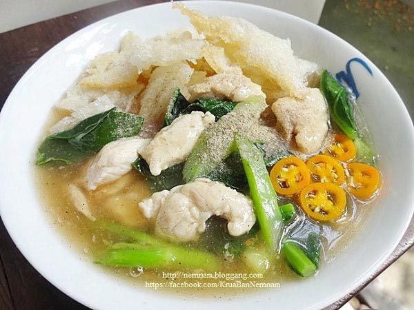 ราดหน้าไก่ก๋วยเตี๋ยวกรอบ