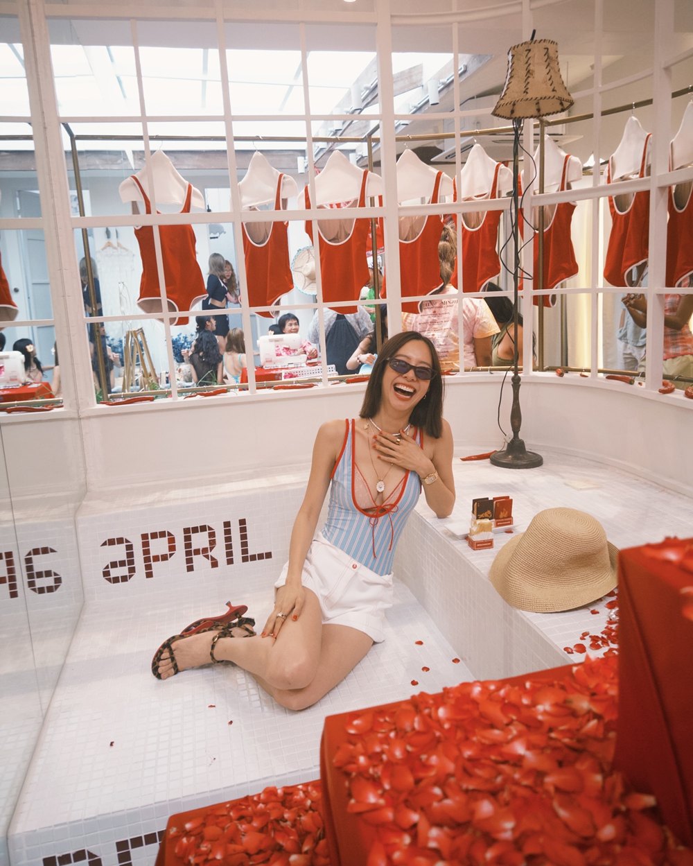 เต้ย จรินทร์พร นุ่งชุดว่ายน้ำแหวกอึ๋ม ซัมเมอร์นี้ฮอตใจละลาย 