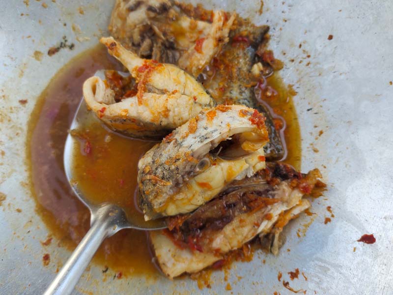 ปลาผัดพริกแกง