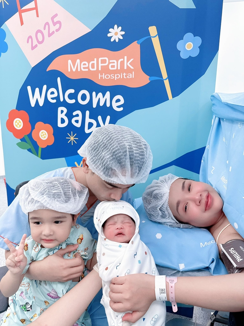 เจนนี่ รัชนก คลอดแล้ว อวดโฉมลูกสาวคนที่ 2 น้องจาญ่า