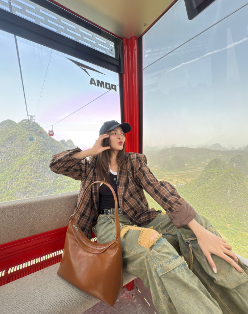 ส่องแฟชั่นกางเกงยีนส์เปื้อน ๆ ฉบับซุปตาร์ กับลุคเก๋ ๆ มีไว้อินเทรนด์ก่อนใคร