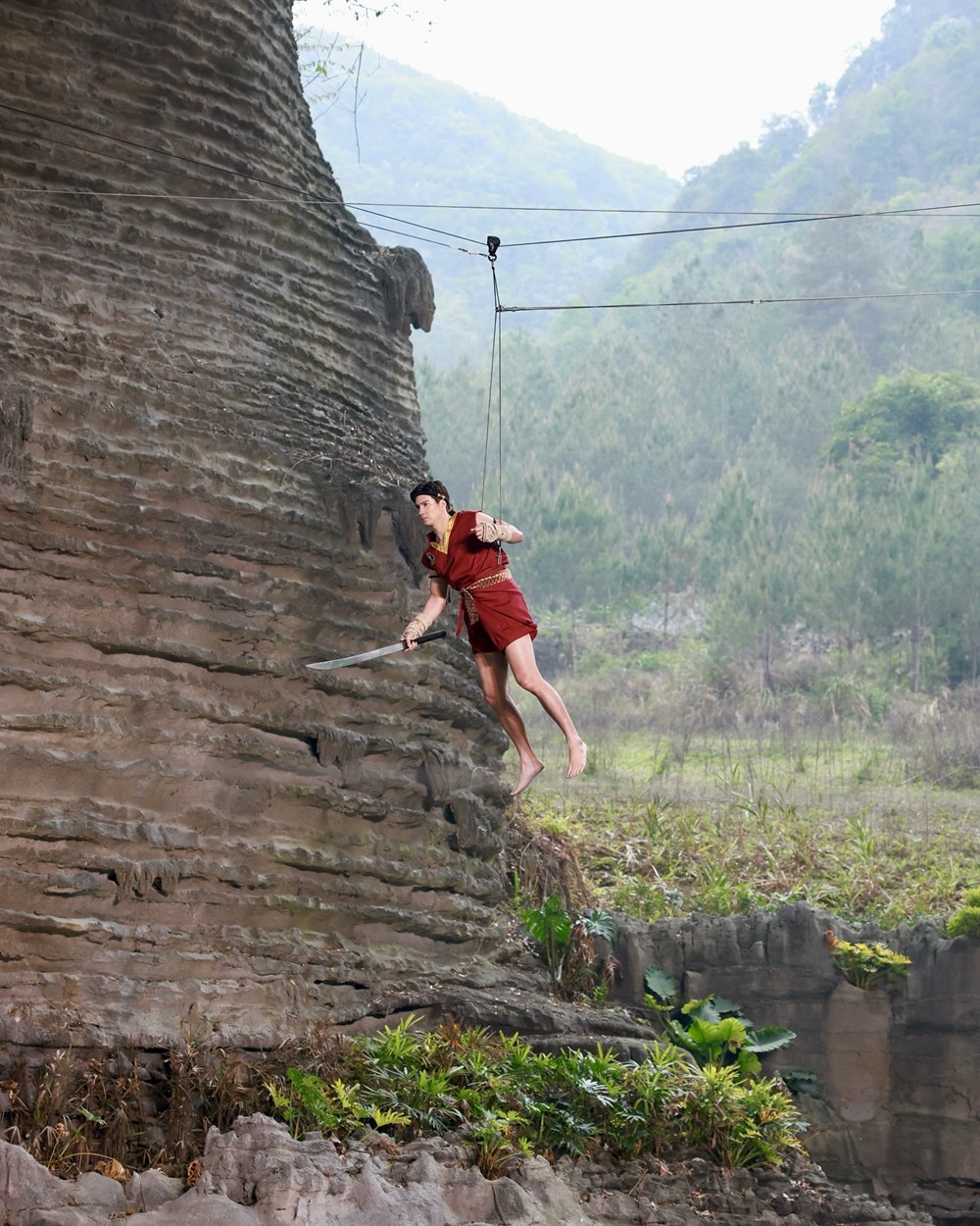 ไมค์ ภัทรเดช สร้างชื่อในจีน โชว์มวยไทยบินได้ ต่อสู้ด้วยดาบไฟ
