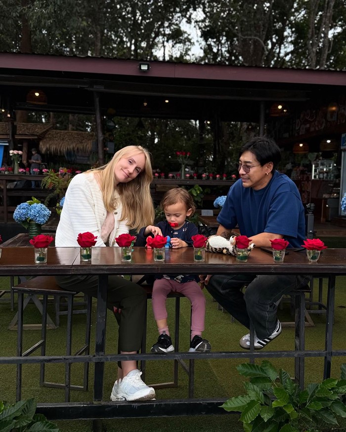 บอย ภิษณุ ร่วมเฟรม อแมนดา เชียร์ลูกสาวที่งานโรงเรียน