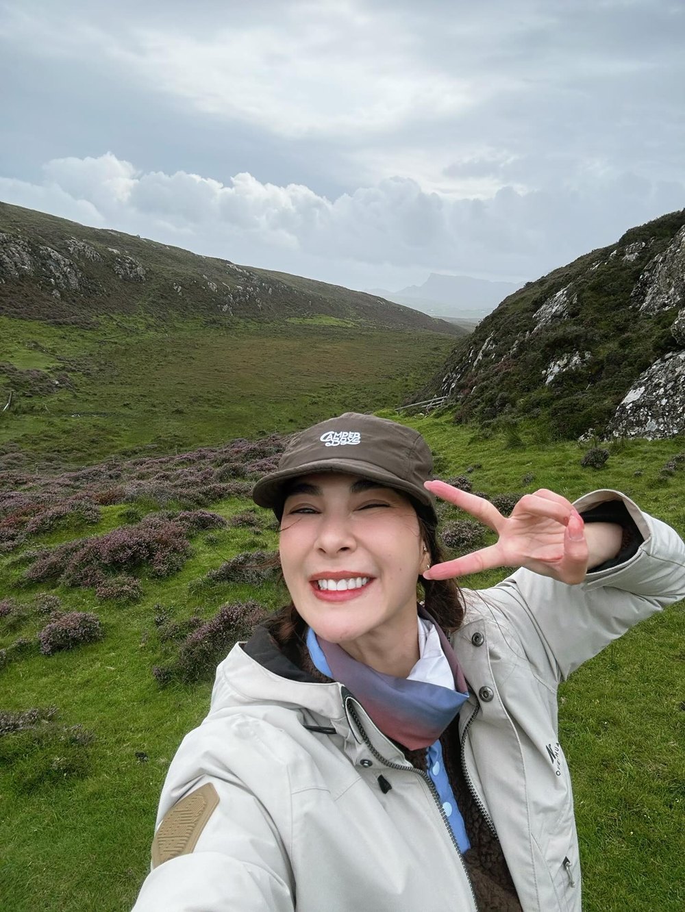 โบว์ เบญจวรรณ เดินป่าในยุโรป โชว์รองเท้าคู่ คนจับตาเปิดตัวแฟนใหม่