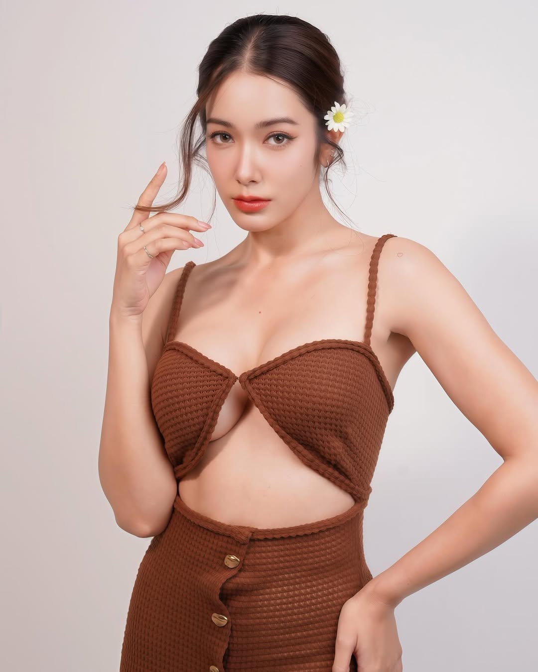 เกรซ พัชร์สิตา เสิร์ฟความขาวอึ๋ม กระแทกตา