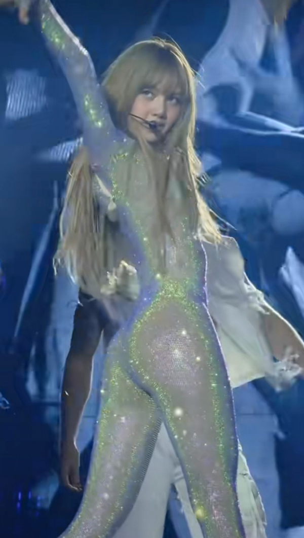 ลิซ่า ชุดขึ้นคอนเสิร์ต BLACKPINK