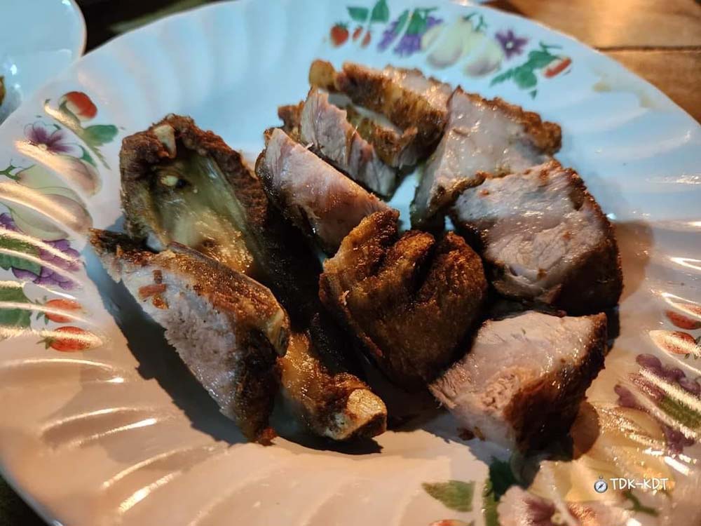 ข้าวนึ่งไก่ทอดเที่ยงคืน หมูทอด