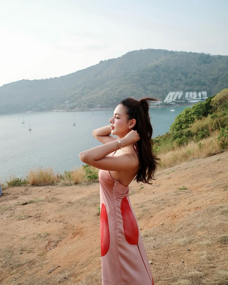 พลอย พีรชาดา นางเอกหน้าสวยกับลุคเซ็กซี่ที่ภูเก็ต