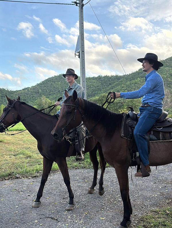 เป้ อารักษ์  มาริโอ้ เมาเร่อ และ ท็อป ทศพล ลุคคาวบอย