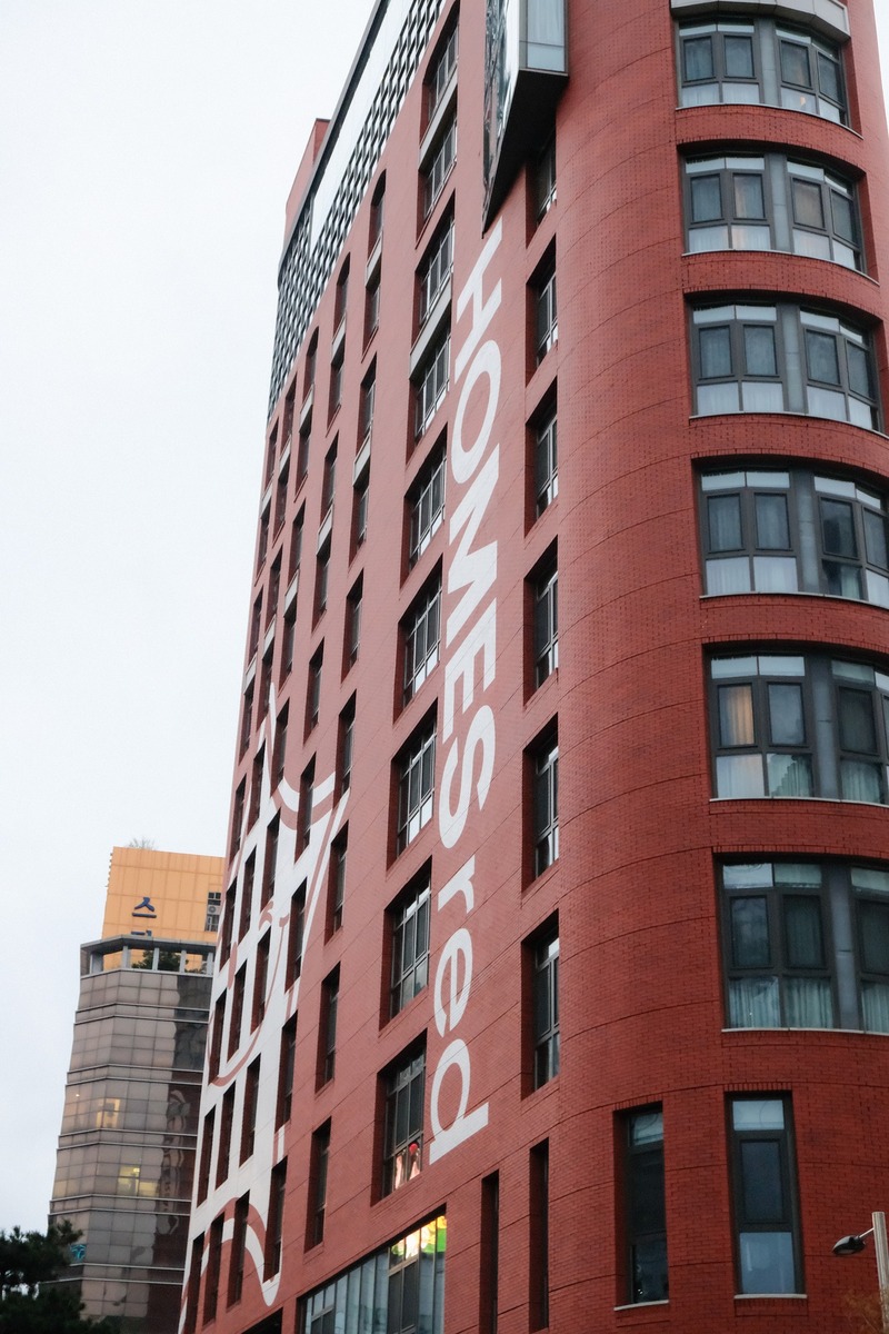 HOMES RED MYEONGDONG ที่พักใจกลางเมียงดง