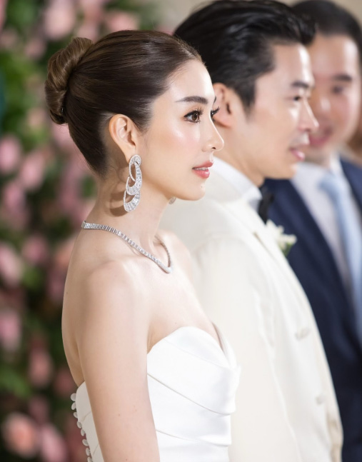 วุ้นเส้น วิริฒิพา กับ 2 ชุดแต่งงานในไทย สวยสง่า เรียบหรู ดูดี