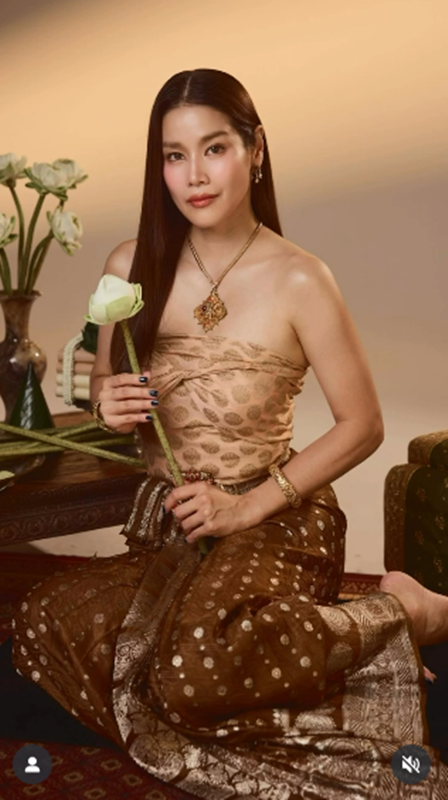 กบ พิมลรัตน์ แต่งชุดไทย สุริโยไท