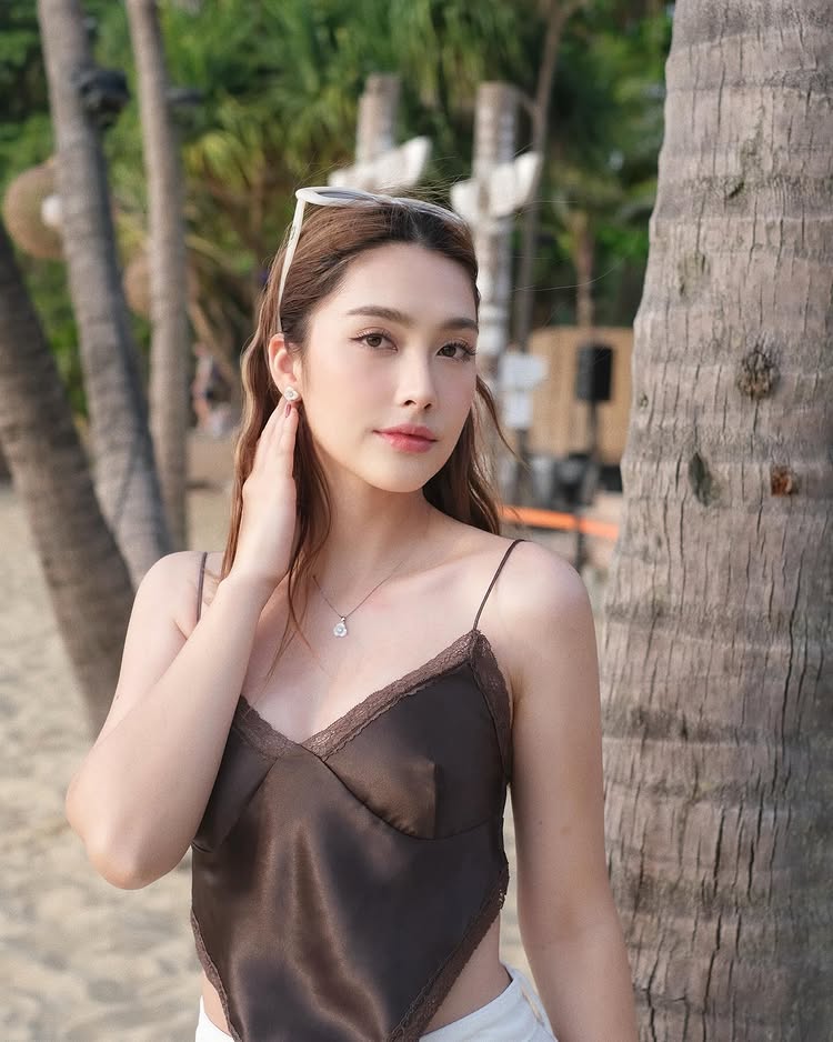 ฮาน่า ลีวิส สาดซีนแซ่บ อวดหุ่นเผ็ดไฟลุก ด้วยชุดบิกินี่สีแดงสด