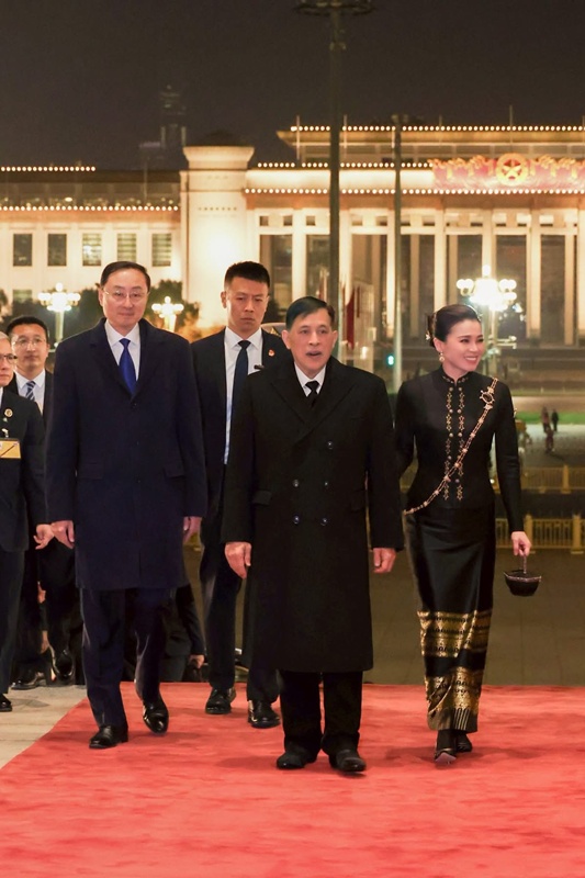 พระราชินีสุทิดา ทรงฉลองพระองค์งดงามระหว่างเสด็จเยือนจีน
