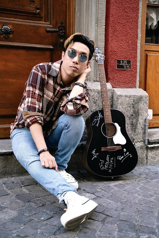 หมู MUZU ไปกินข้าวกับแม่ แต่ถูกขอให้ขึ้นไปร้องเพลง