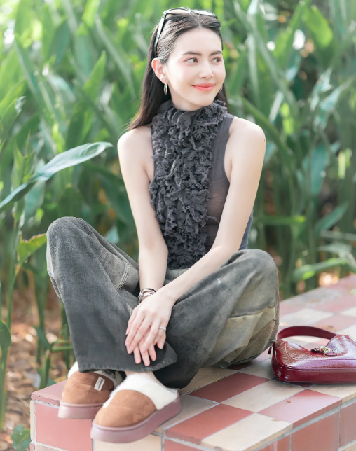 ส่องแฟชั่นกางเกงยีนส์เปื้อน ๆ ฉบับซุปตาร์ กับลุคเก๋ ๆ มีไว้อินเทรนด์ก่อนใคร