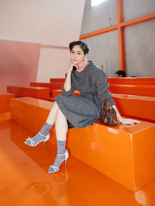 ชมพู่ อารยา อวดภาพลองกางเกงยีนส์ดีไซน์ล้ำจนต้องขยี้ตา