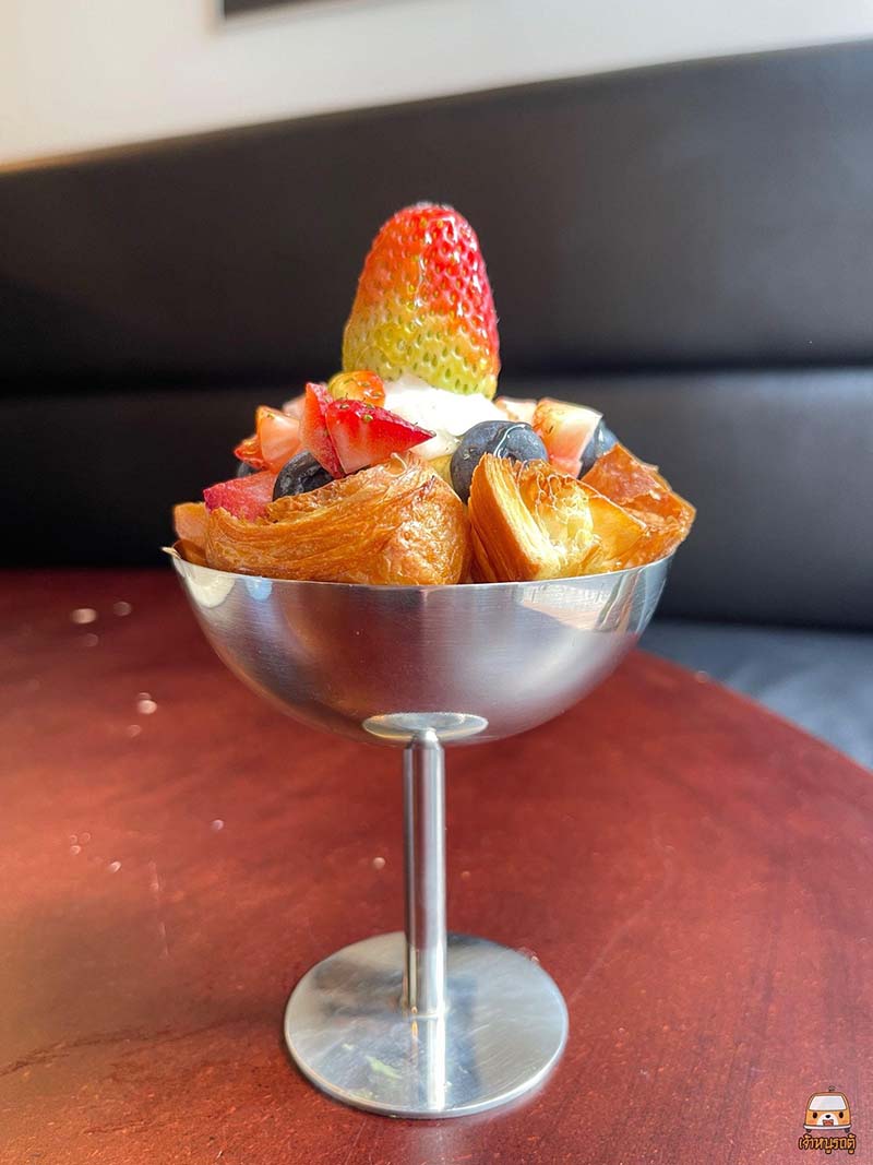 LOEWY.BKK คาเฟ่ไวบ์ดีย่านสาทร 