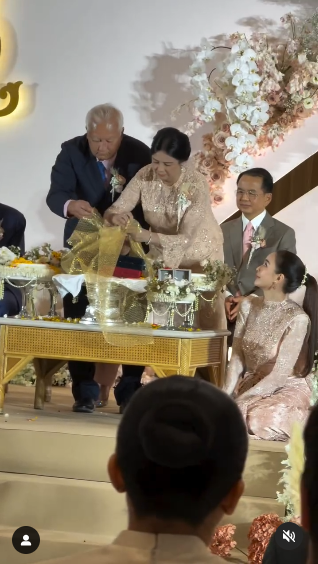  เบนซ์ ปุณยาพร ควง แก๊ป เข้าพิธีหมั้น