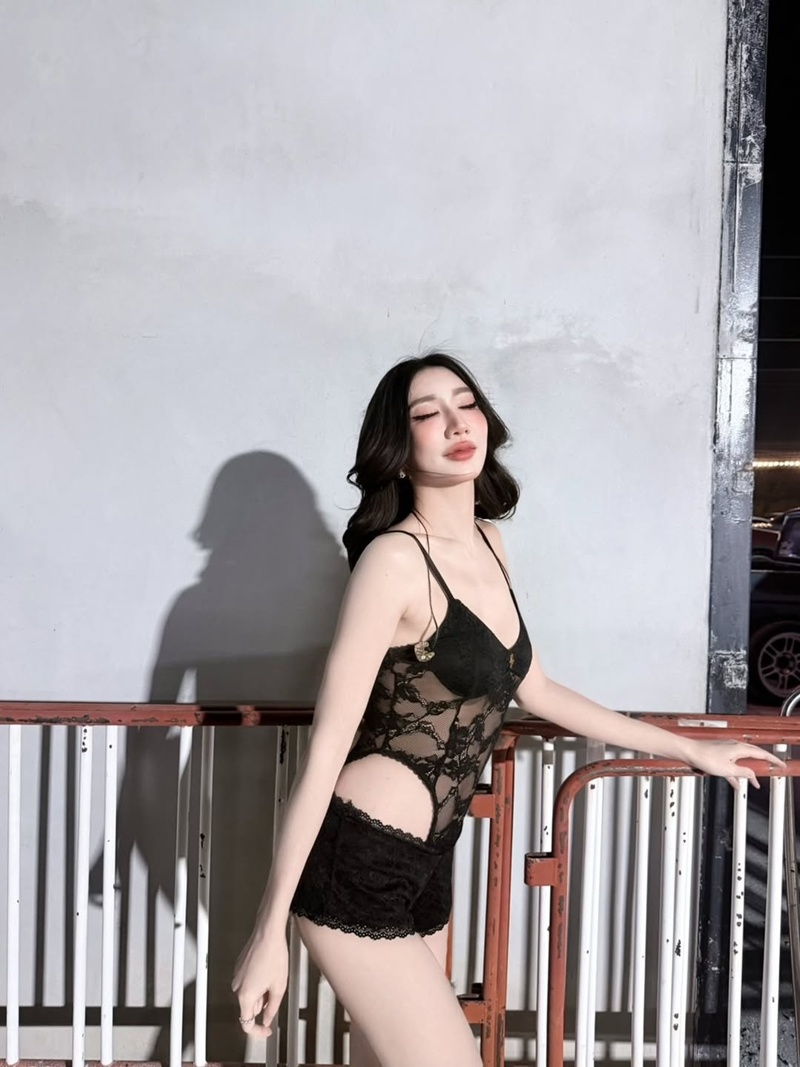 เบนซ์ พริกไทย กับชุดลูกไม้ซีทรู