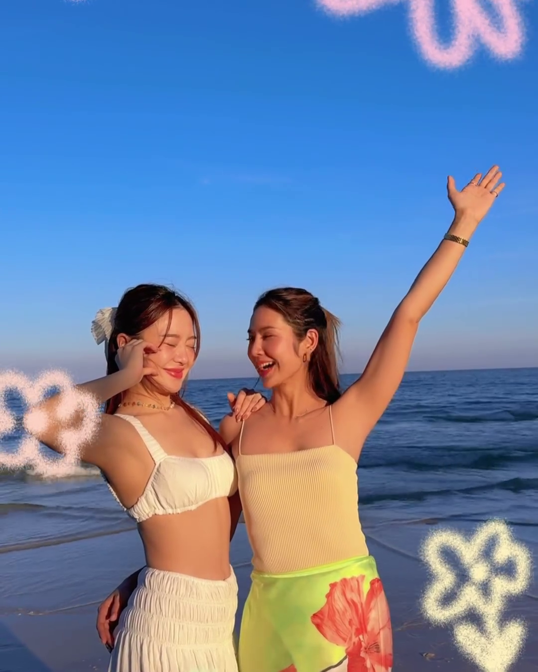 มะนาว ศรศิลป์ ควง มายด์ ณภศศิ แซ่บแพ็กคู่ในชุดว่ายน้ำ