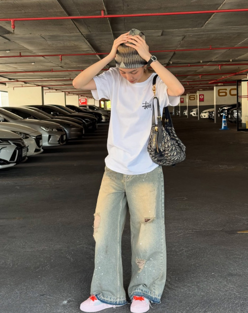 ส่องแฟชั่นกางเกงยีนส์เปื้อน ๆ ฉบับซุปตาร์ กับลุคเก๋ ๆ มีไว้อินเทรนด์ก่อนใคร