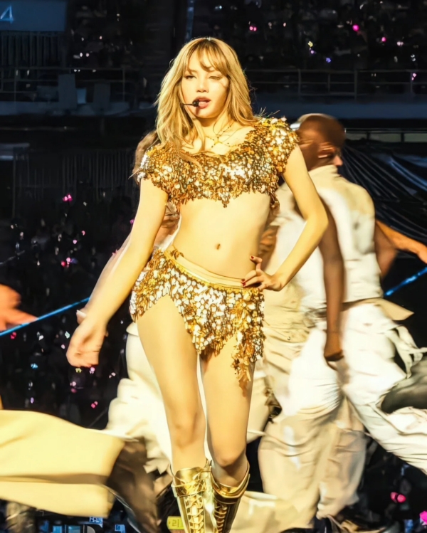 ชุด ลิซ่า ใส่ขึ้นคอนเสิร์ต BLACKPINK WORLD TOUR