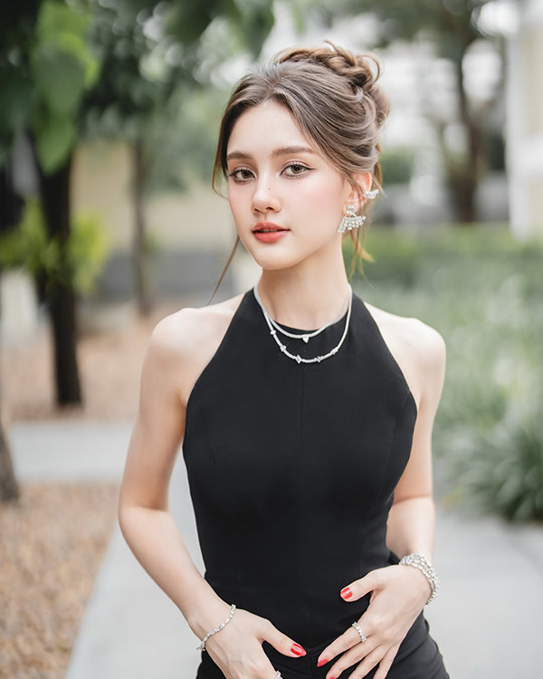 ลิซ่า อลิซา นางเอก สาวไทยข้ามภพป่วนใจแม่ทัพ