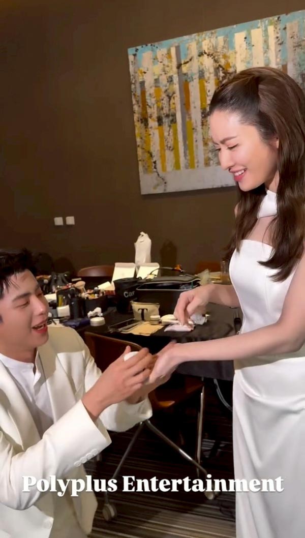 นนกุล ชานน ซีนคุกเข่าทาครีมต่อหน้า แอฟ ทักษอร