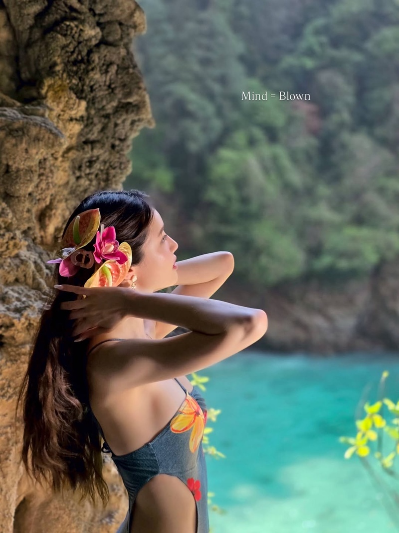 เกรซ กาญจน์เกล้า ชุดว่ายน้ำ