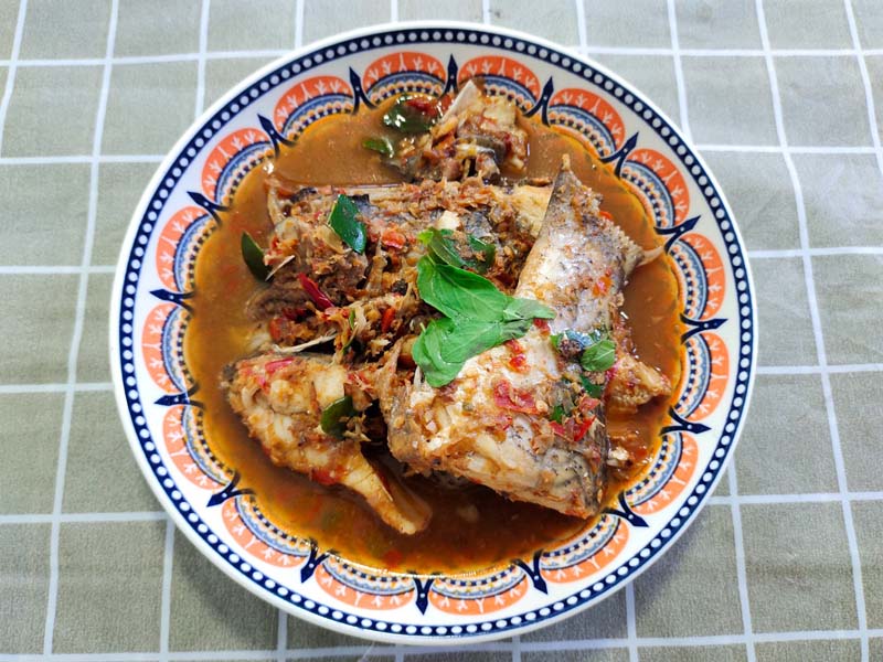 ปลาผัดพริกแกง