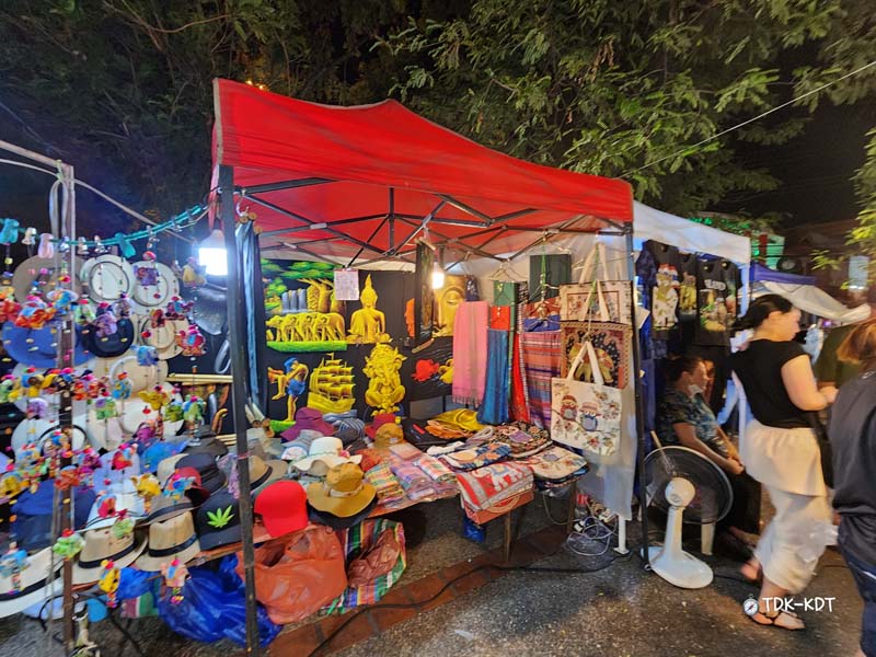 ตลาดโต้รุ่งช้างเผือก, ตลาดโต้รุ่งประตูเชียงใหม่, กาดหลวงกลางคืน