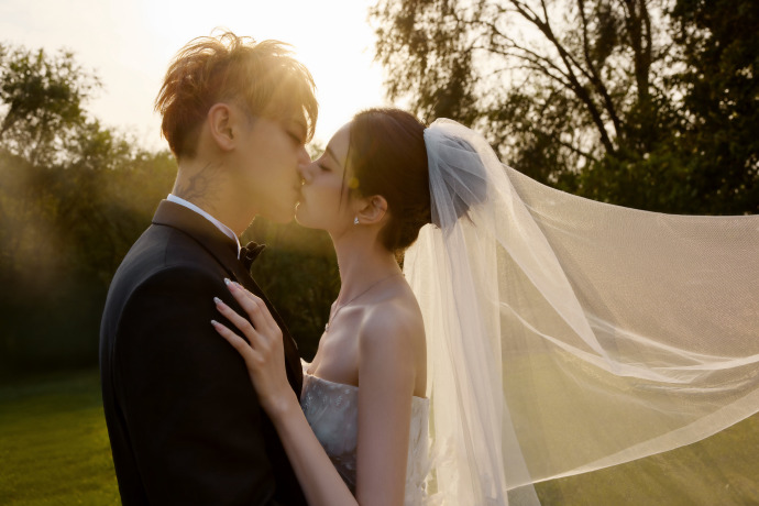 หวงจื่อเทา เปิดภาพพรีเวดดิ้ง สวีอี้หยาง สวยหรูอลังการ