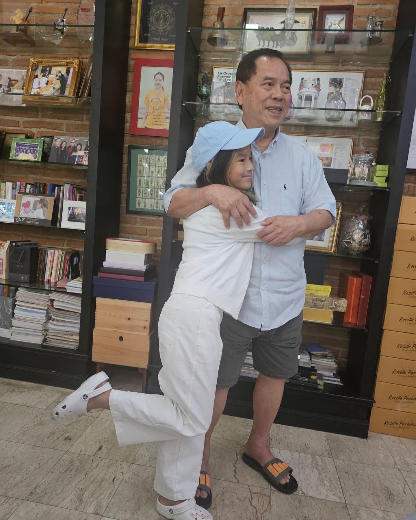 ปู่ไพวงษ์ ปลื้ม แอฟ ทักษอร พา น้องปีใหม่ มาฉลองคริสต์มาสก่อนใคร แถมมี ...