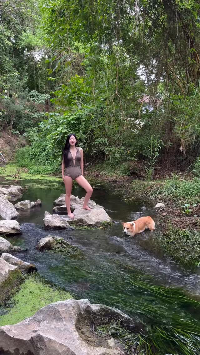 เบียร์ เดอะวอยซ์ ใส่วันพีซแหวกอก เล่นน้ำตกซู่ซ่า โชว์อกอึ๋มเต็มสองตา