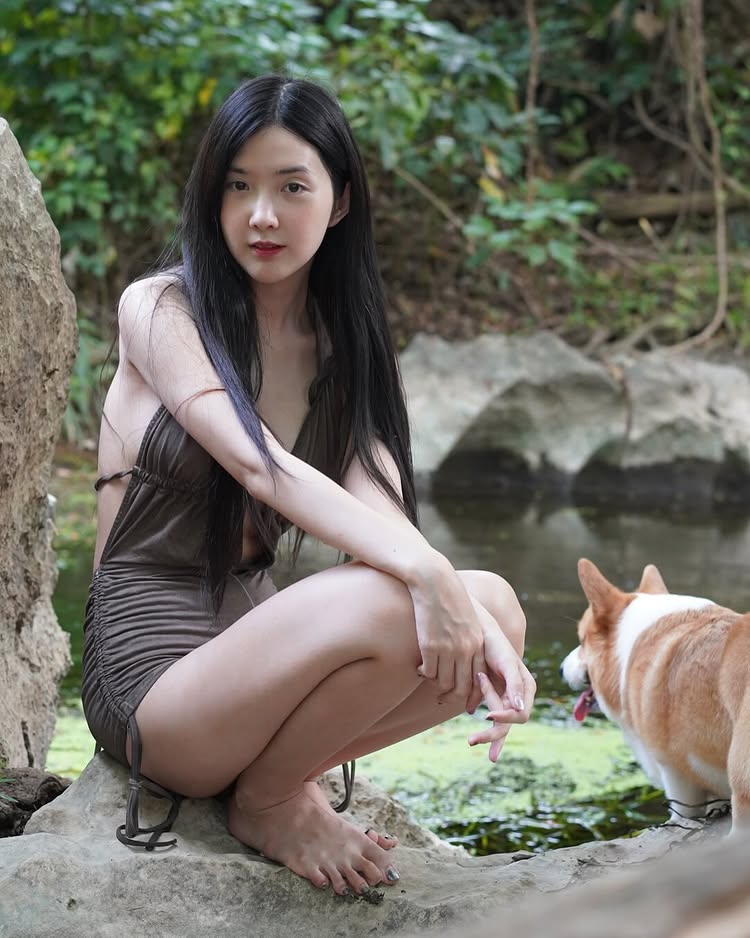 เบียร์ เดอะวอยซ์ ใส่วันพีซแหวกอก เล่นน้ำตกซู่ซ่า โชว์อกอึ๋มเต็มสองตา