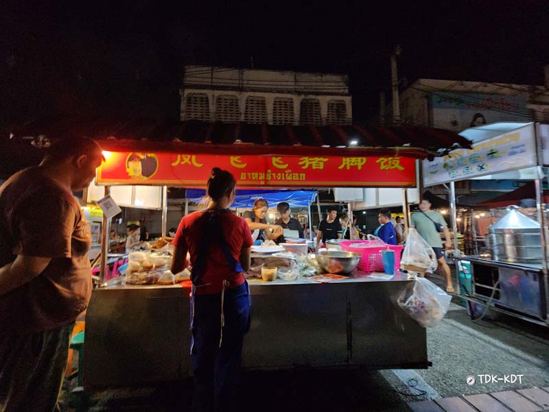 ตลาดโต้รุ่งช้างเผือก, ตลาดโต้รุ่งประตูเชียงใหม่, กาดหลวงกลางคืน