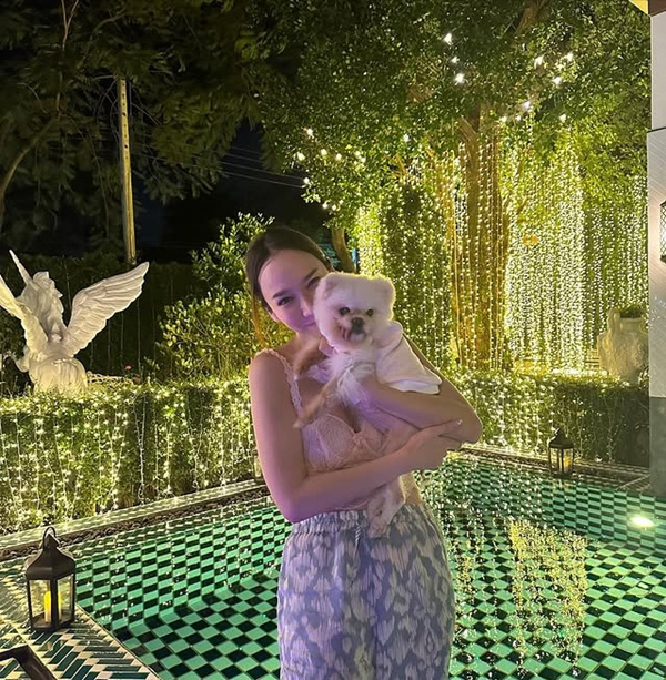 บ้าน อั้ม พัชราภา สระว่ายน้ำ