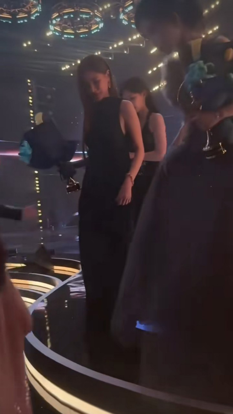  เปิดโมเมนต์ ใบเฟิร์น ช่วย เมิ่งจื่ออี้ นางเอกดัง ในงานที่จีน