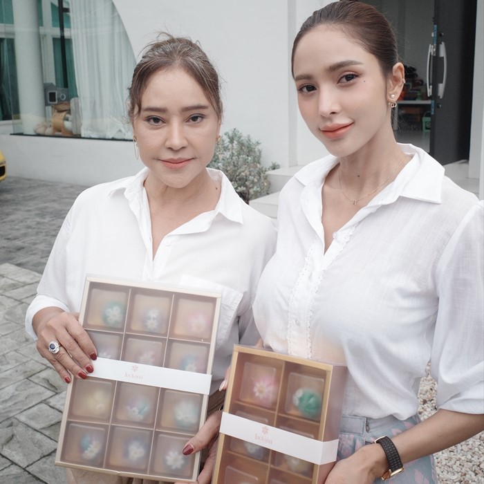  อุ้ม ลักขณา นิวเคลียร์ หรรษา ฉลองวันเกิดคุณแม่ม่วย สมปอง