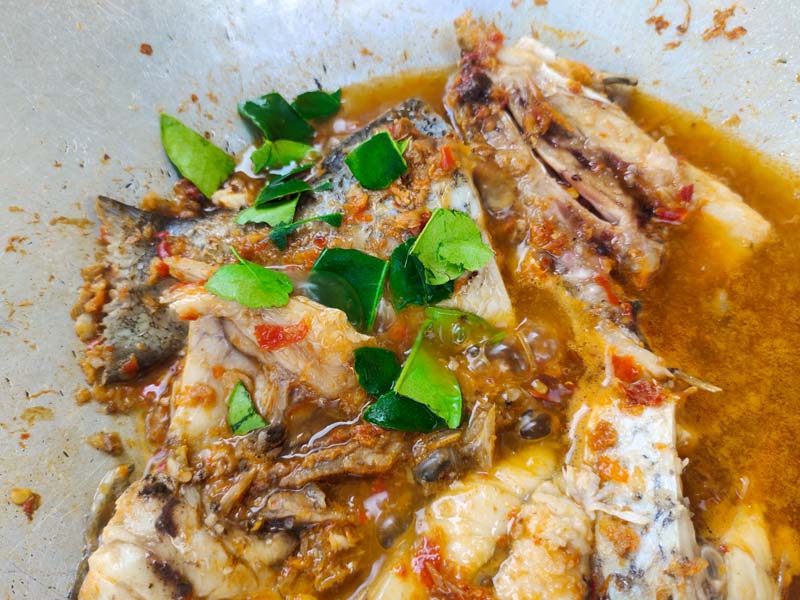 ปลาผัดพริกแกง