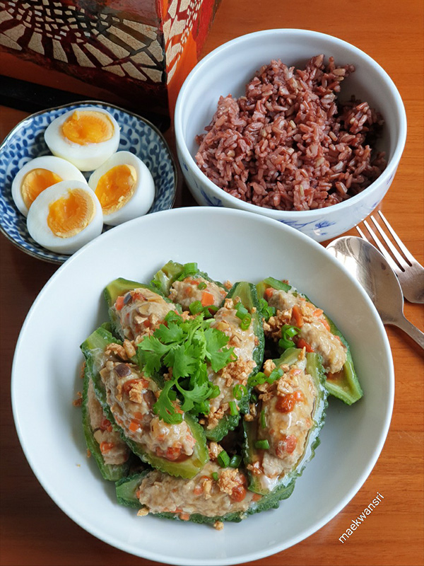 มะระขี้นกใส่ไส้หมูสับราดน้ำมันหอย