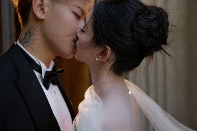 หวงจื่อเทา เปิดภาพพรีเวดดิ้ง สวีอี้หยาง สวยหรูอลังการ