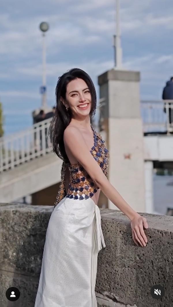 ใหม่ ดาวิกา ชุดไทยประยุกต์ ที่ปารีส